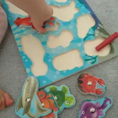 Małe rączki układają morskie puzzle. Wspaniałe zabawy dla 20 miesięcznego dziecka, rozwijające zdolności manualne i wyobraźnię.