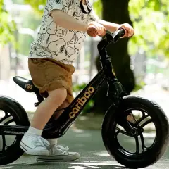 Dziecko na rowerku biegowym Cariboo. To świetna zabawa dla maluchów, które dopiero uczą się jeździć. Rowerek biegowy do ilu lat? Zazwyczaj od 18 miesiąca życia.