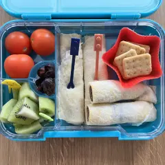 Kolorowe śniadaniówkowe pudełko dla dzieci: pomidorki, kiwi, suszone śliwki, naleśniki z czekoladą i ciasteczka. Idealne na drugie śniadanie!