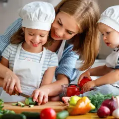 Mama z dziećmi w kuchni, przygotowują zdrowe jedzenie. Uczą się o składnikach, jak przy diecie eliminacyjnej.
