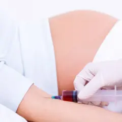 Pobieranie krwi u ciężarnej, która jest w 15 tygodniu ciąży. To już czwarty miesiąc, czas na badania.