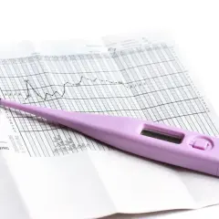 Termometr i wykres temperatury ciała, pomagające śledzić, co się dzieje podczas owulacji.