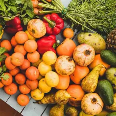 Kolorowe owoce i warzywa: pomarańcze, papryki, granaty, mango, awokado, gruszki, ananas, marchew, cytryny. Idealne, jakie warzywa jeść w ciąży.