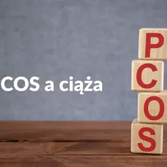 PCOS a ciąża. Drewniane klocki z literami P, C, O, S układają się w stos.