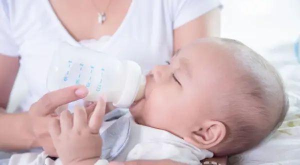 Mama karmi dziecko mlekiem modyfikowanym. Czy mleko modyfikowane jest zdrowe? To pytanie nurtuje wielu rodziców.