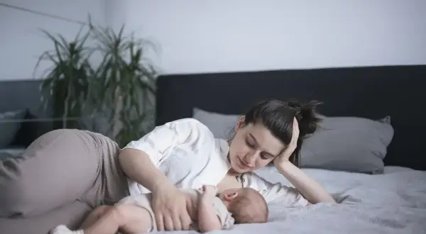 Mama karmi na leżąco, a potem czeka na odbijanie. Spokojny moment bliskości na łóżku.