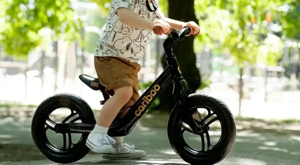 Dziecko na rowerku biegowym Cariboo. To świetna zabawa dla maluchów, które dopiero uczą się jeździć. Rowerek biegowy do ilu lat? Zazwyczaj od 18 miesiąca życia.