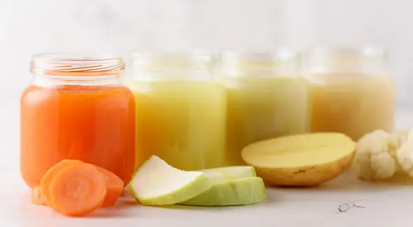 Słoiczki z puree z marchewki, cukinii, ziemniaka i kalafiora. Idealne obiadki dla 6 miesięcznego dziecka.