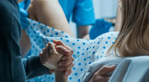 Wsparcie bliskiej osoby podczas porodu. Kiedy wybrać szpital do porodu, by czuć się bezpiecznie i komfortowo.