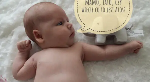 Niemowlę w pozycji szermierza, z pluszowym słoniem i dymkiem: "Mamo, tato, czy wiecie co to jest Atos?".