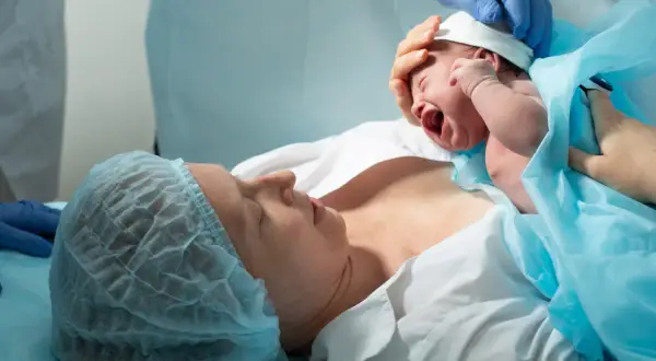 Nowy człowiek na świecie! Po cesarskim cięciu połóg trwa zwykle dłużej, ale radość z maleństwa jest bezcenna.