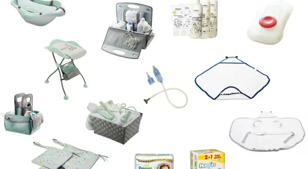 Kolekcja akcesoriów dla niemowląt: wanienka, stojak do kąpieli, kosmetyki, aspirator, ręcznik, pieluchy i inne niezbędne rzeczy.