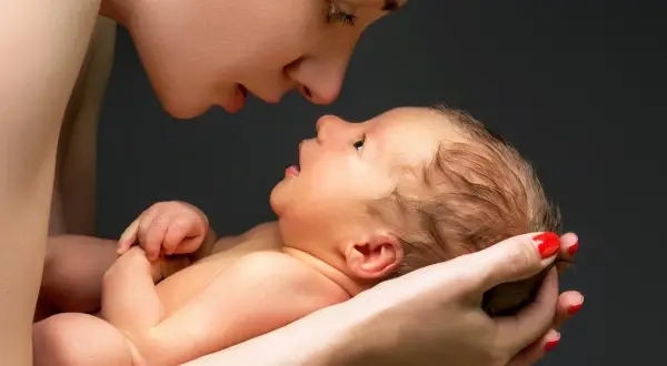 Mama tuli 3-miesięczne dziecko co może jeść. Delikatne spojrzenie i czułe dłonie.