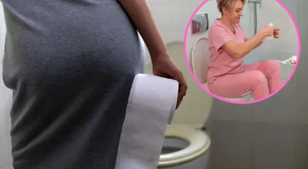 Kobieta w ciąży trzyma papier toaletowy, przygotowując się na kłopoty z wypróżnianiem po porodzie. W okręgu pielęgniarka siedzi na toalecie.