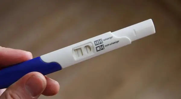 Test ciążowy z dwoma kreskami, wskazujący na ciążę, prawdopodobnie beta w 3 tygodniu ciąży.