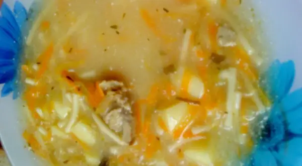 Zupka z cielęciną dla niemowlaka: delikatne kawałki mięsa, ziemniaki i marchewka w lekkim bulionie z makaronem.