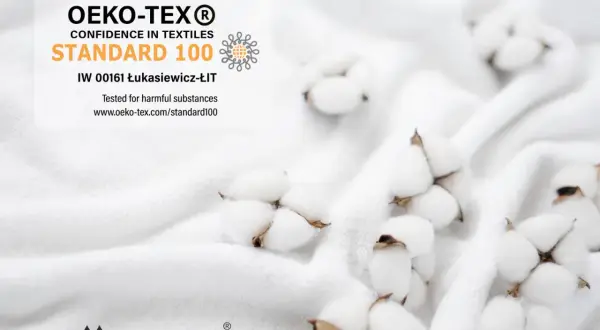 Certyfikat OEKO-TEX Standard 100 potwierdza bezpieczeństwo tkaniny. Delikatne kłębki bawełny na białym tle.