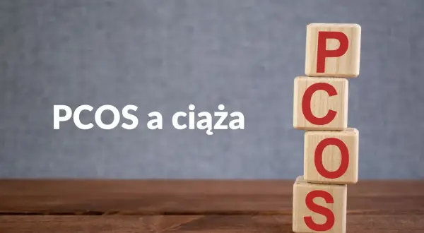 PCOS a ciąża. Drewniane klocki z literami P, C, O, S układają się w stos.