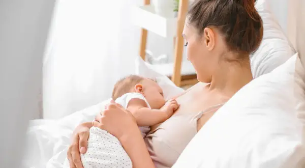 Mama karmi piersią dziecko. Karmienie co 3 godziny jak liczyć? To proste, obserwuj maluszka i jego potrzeby.