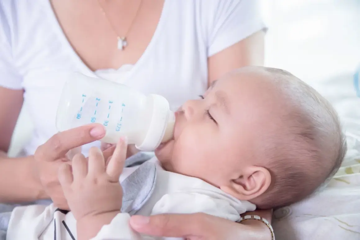 Mama karmi dziecko mlekiem modyfikowanym. Czy mleko modyfikowane jest zdrowe? To pytanie nurtuje wielu rodziców.