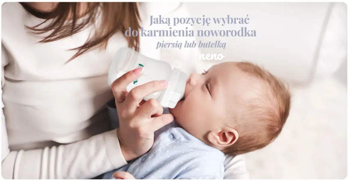 Mama karmi dziecko butelką, szukając idealnej pozycji do karmienia noworodka.