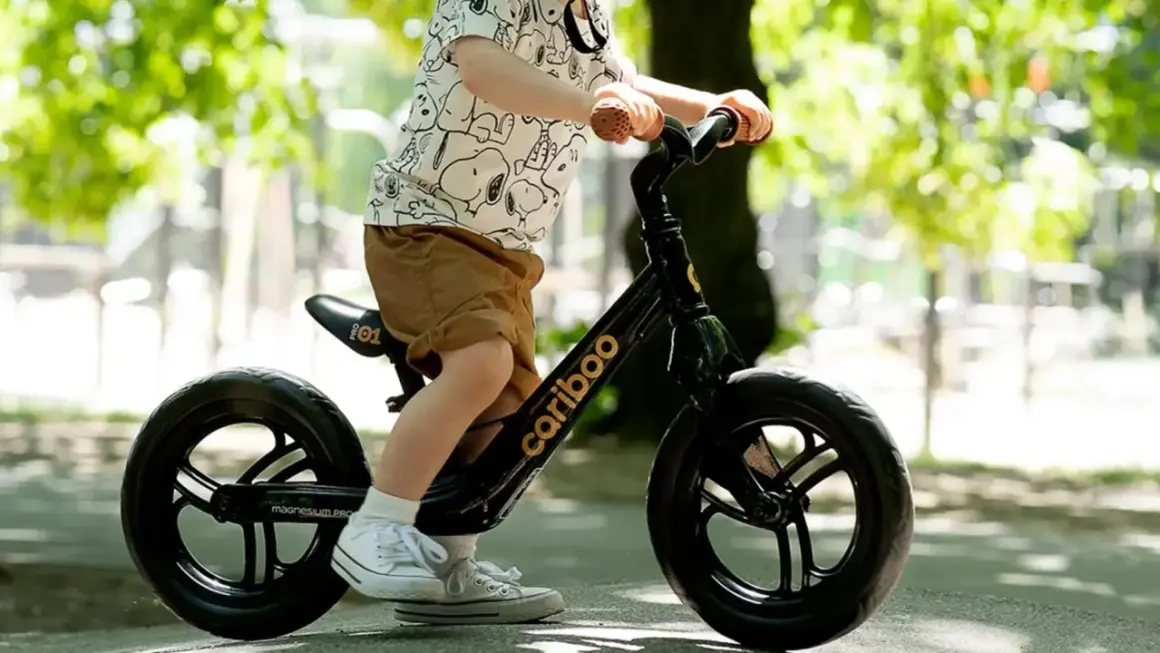 Dziecko na rowerku biegowym Cariboo. To świetna zabawa dla maluchów, które dopiero uczą się jeździć. Rowerek biegowy do ilu lat? Zazwyczaj od 18 miesiąca życia.