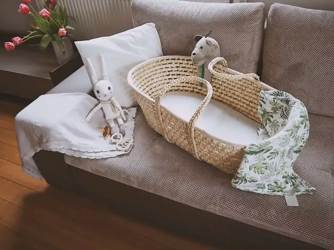 Uroczy zestaw do kosza mojżesza: wiklinowy kosz, króliczek, kocyk z liśćmi i gryzaki. Gotowy na maleństwo!