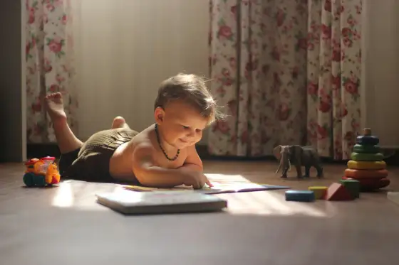 Unoszenie główki u niemowlęcia - kiedy to norma?