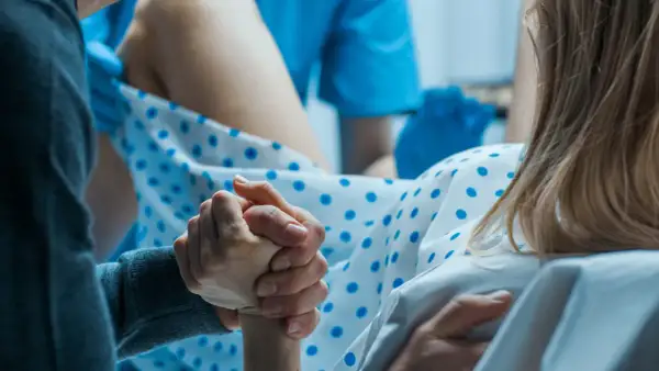 Wsparcie bliskiej osoby podczas porodu. Kiedy wybrać szpital do porodu, by czuć się bezpiecznie i komfortowo.