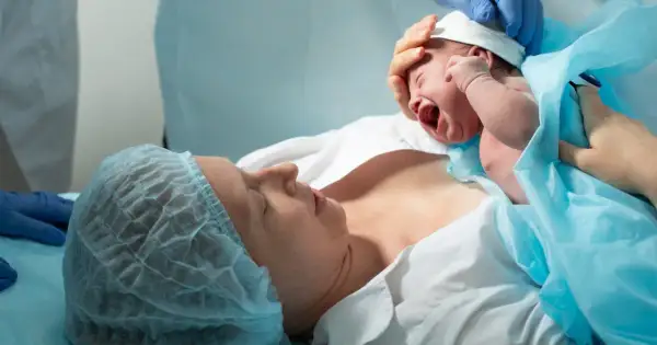 Nowy człowiek na świecie! Po cesarskim cięciu połóg trwa zwykle dłużej, ale radość z maleństwa jest bezcenna.